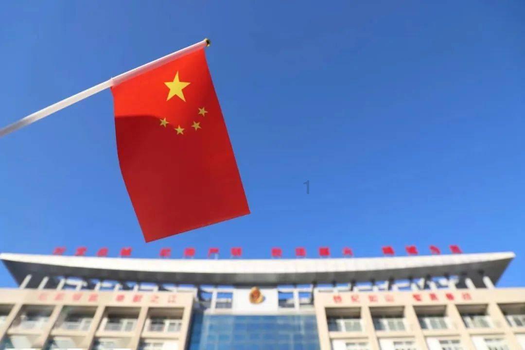 何炅对李湘和谢娜的态度为什么不一样？看了他们的经历，就会明白