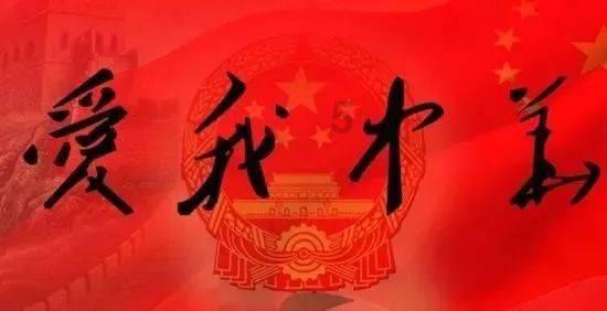 白色短袖连衣裙，简约大气不单调，轻松提升时髦效果，你觉得怎么样？游戏画面